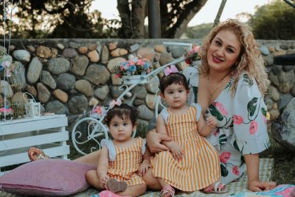 A joyful family picnic in La Dorada, Colombia featuring a mother and her two children outdoors.