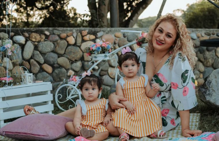 A joyful family picnic in La Dorada, Colombia featuring a mother and her two children outdoors.